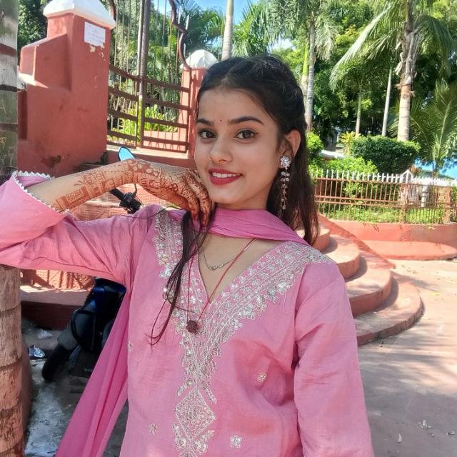 Cute Girl - WhatsApp Channel
